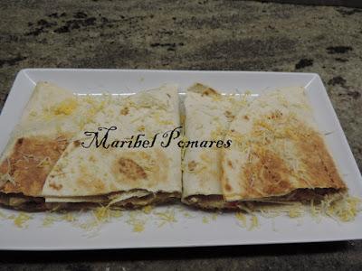 Quesadilla de pimientos, cebolla con atún fresco y queso.