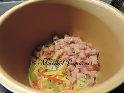 Quesadilla de pimientos, cebolla con atún fresco y queso.