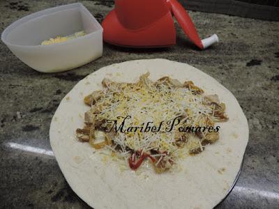 Quesadilla de pimientos, cebolla con atún fresco y queso.