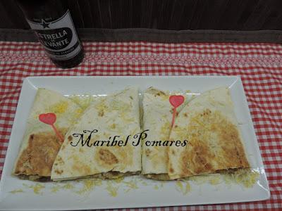 Quesadilla de pimientos, cebolla con atún fresco y queso.