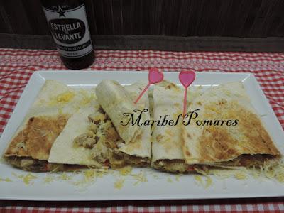 Quesadilla de pimientos, cebolla con atún fresco y queso.