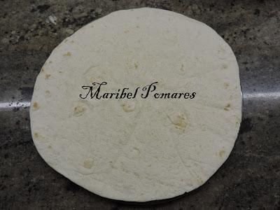 Quesadilla de pimientos, cebolla con atún fresco y queso.