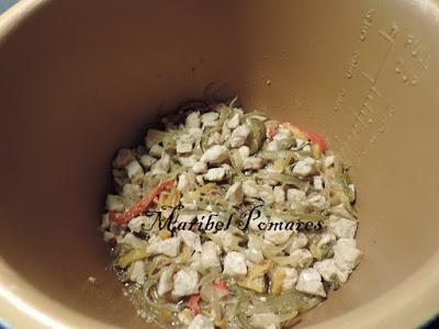 Quesadilla de pimientos, cebolla con atún fresco y queso.