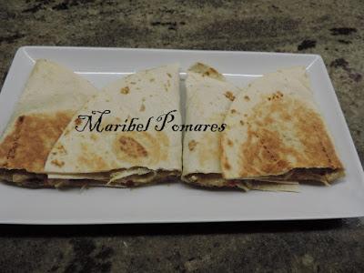 Quesadilla de pimientos, cebolla con atún fresco y queso.