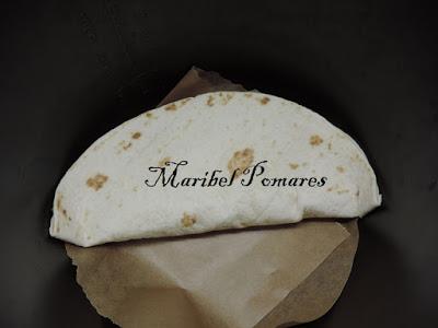 Quesadilla de pimientos, cebolla con atún fresco y queso.