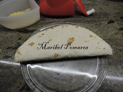 Quesadilla de pimientos, cebolla con atún fresco y queso.