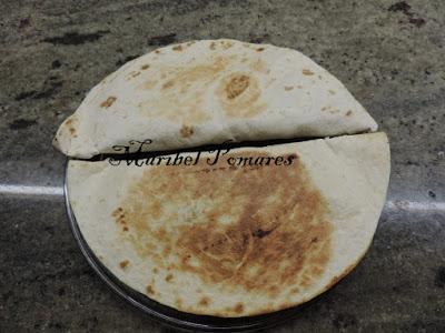 Quesadilla de pimientos, cebolla con atún fresco y queso.