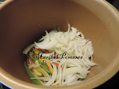 Quesadilla de pimientos, cebolla con atún fresco y queso.