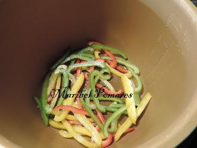 Quesadilla de pimientos, cebolla con atún fresco y queso.