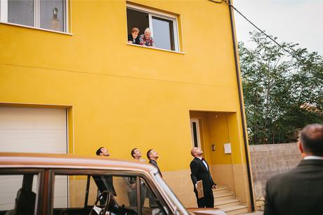 ventana-vecinos-novia-fotografo-boda-teruel