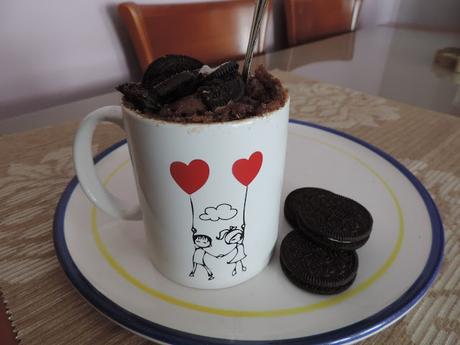 BIZCOCHO EN TAZA DE GALLETAS OREO (MUG CAKE DE OREO)