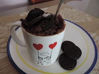 BIZCOCHO EN TAZA DE GALLETAS OREO (MUG CAKE DE OREO)
