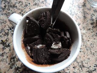 BIZCOCHO EN TAZA DE GALLETAS OREO (MUG CAKE DE OREO)
