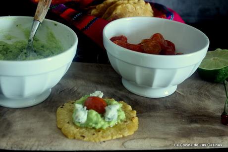 Tortillas de Maíz, Guacamole, Cherrys Confitados y Queso Azul
