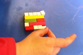 Seguimos trabajando con regletas: equivalencias y sumas.