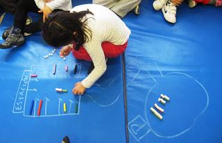 Seguimos trabajando con regletas: equivalencias y sumas.