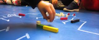 Seguimos trabajando con regletas: equivalencias y sumas.