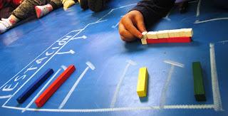 Seguimos trabajando con regletas: equivalencias y sumas.