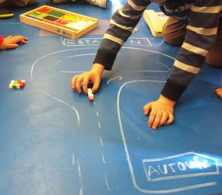 Seguimos trabajando con regletas: equivalencias y sumas.