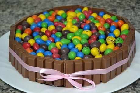 Tarta de Kit Kat y Conguitos de Colores