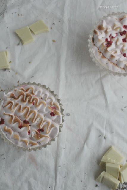 Mousse de chocolate blanco , lima y frambuesas