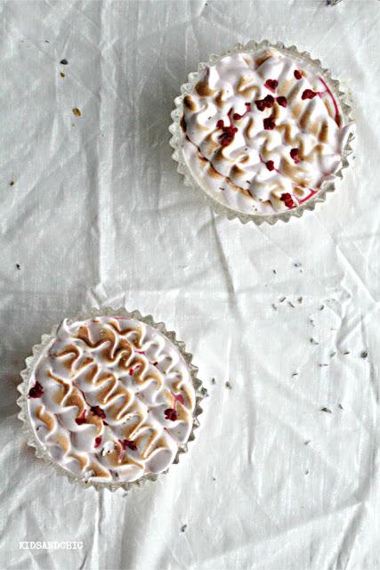 Mousse de chocolate blanco , lima y frambuesas