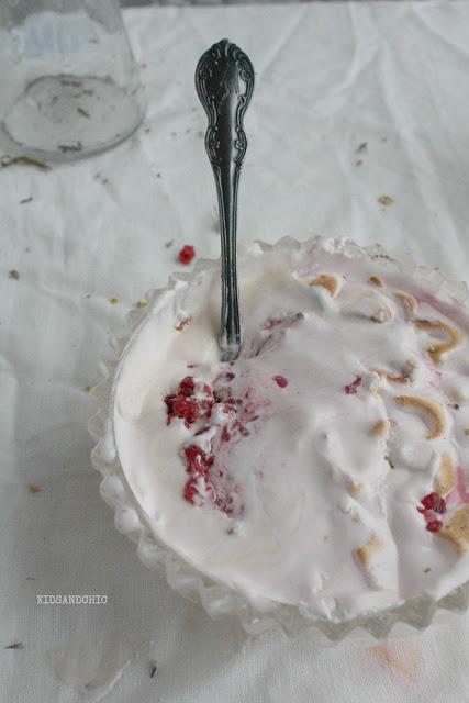 Mousse de chocolate blanco , lima y frambuesas