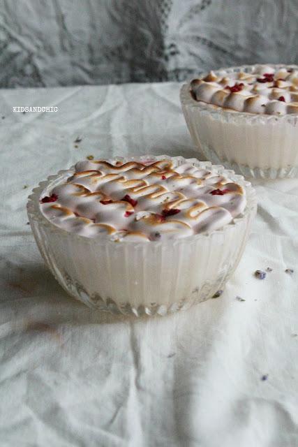 Mousse de chocolate blanco , lima y frambuesas