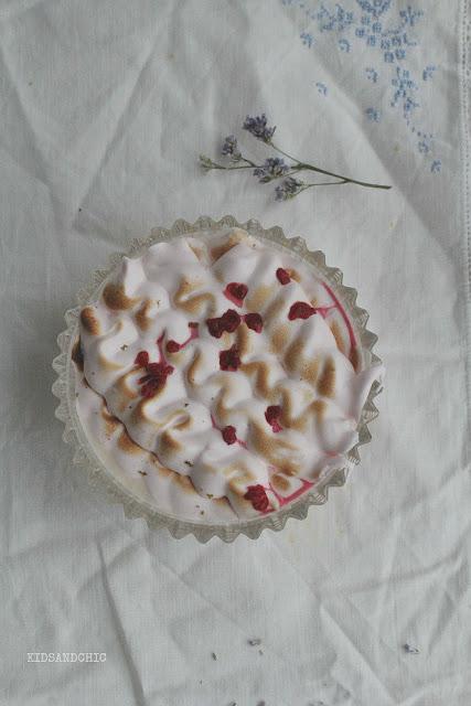 Mousse de chocolate blanco , lima y frambuesas