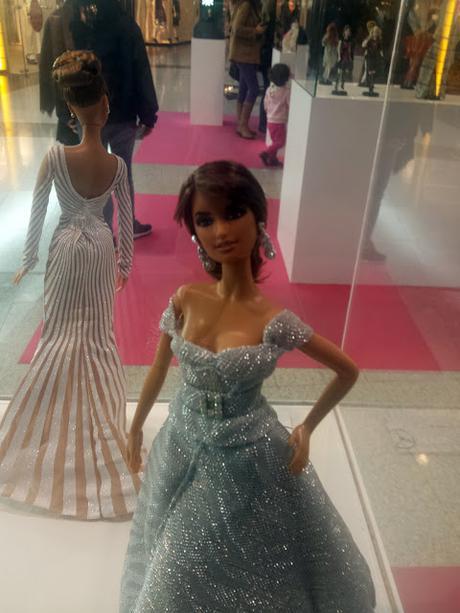 La historia de la moda de la mano de Barbie