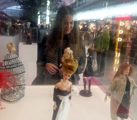 La historia de la moda de la mano de Barbie