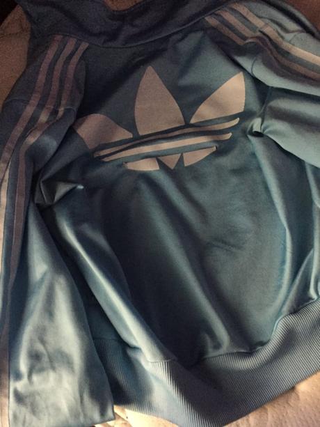 La chaqueta Adidas. ¿De qué color es?