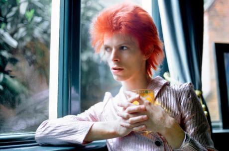 David Bowie por Mick Rock (http://www.konbini.com/us/lifestyle/fearless-faces-david-bowie-most-daring-looks/)