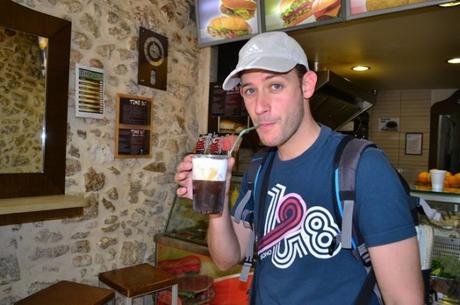 Tomando un café frappé, el vicio diario de todos los griegos