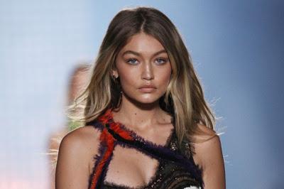 Gigi Hadid, saca a lola, en desfile de Versace