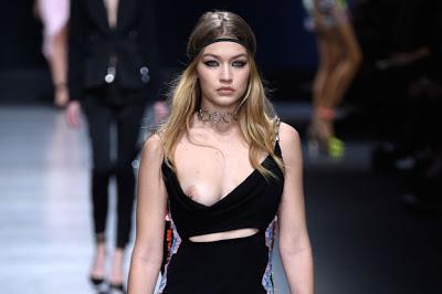 Gigi Hadid, saca a lola, en desfile de Versace