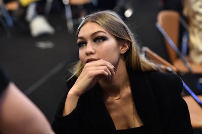 Gigi Hadid, saca a lola, en desfile de Versace