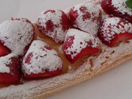 BANDA DE CREMA Y FRESAS