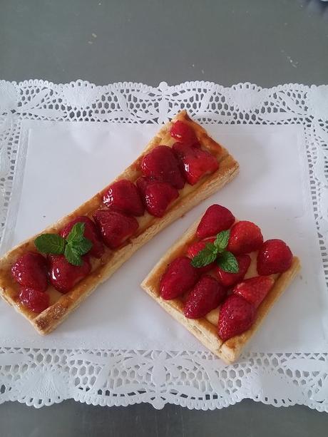 BANDA DE CREMA Y FRESAS