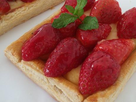 BANDA DE CREMA Y FRESAS