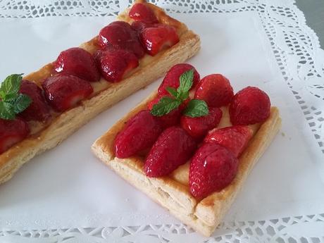 BANDA DE CREMA Y FRESAS