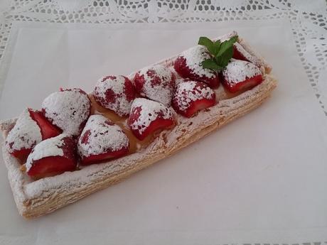 BANDA DE CREMA Y FRESAS