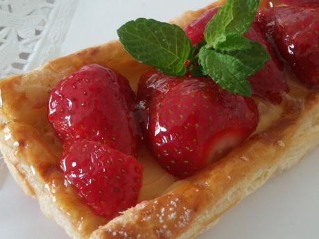 BANDA DE CREMA Y FRESAS