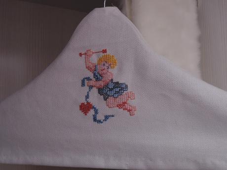 PERCHA FORRADA CON BORDADO DE CUPIDO EN PUNTO DE CRUZ - RETO AMISTOSO Nº 74 -