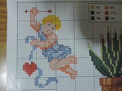 PERCHA FORRADA CON BORDADO DE CUPIDO EN PUNTO DE CRUZ - RETO AMISTOSO Nº 74 -