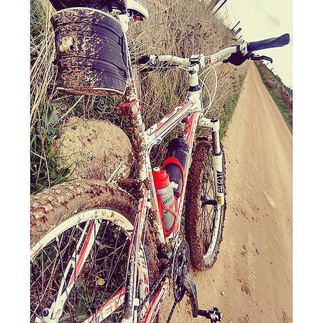 bici con barro mountain bike