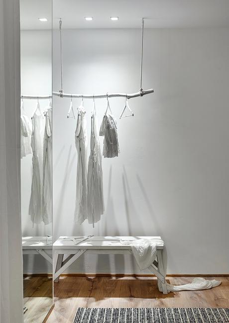 Interiores monocromáticos. Respirando calma Walking closet minimal