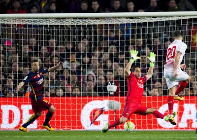 Barcelona 2-1 Sevilla. Inmerecida derrota, el Sevilla mereció más.