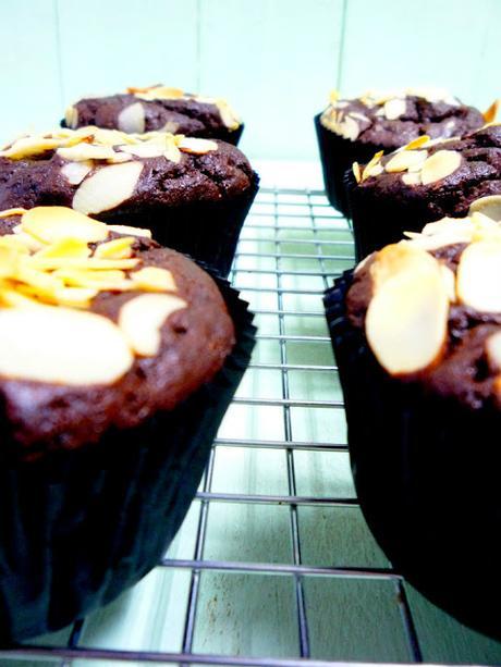 chocolate muffins, arandanos