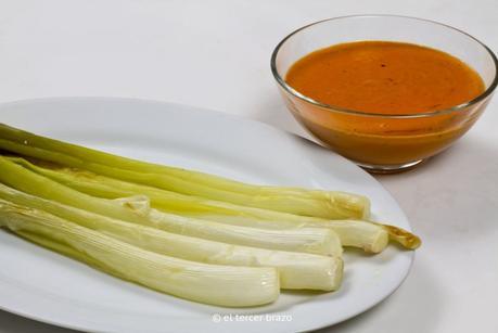 Calsots con salsa romescu